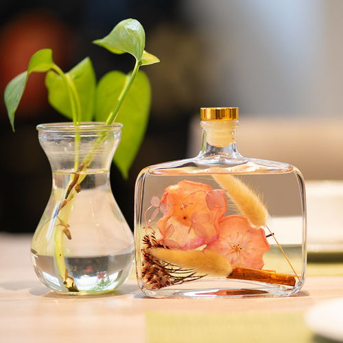 香薰精油 家居氛围的魔法师，从卧室到浴室的清新守护